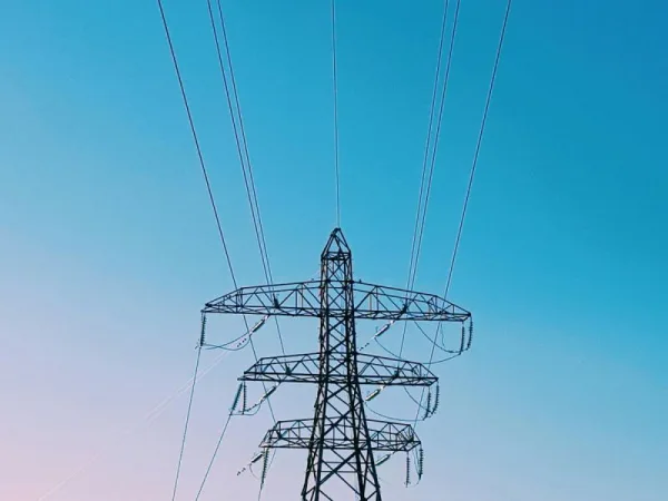 ESG國際快訊》最強晶片遇上最老電網！AI 缺電風暴席捲全球，各國陷「新算力與舊能源」拉鋸戰