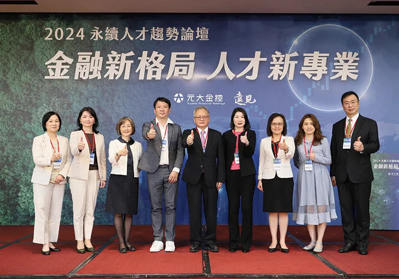 元大金控做為永續金融先行者，持續落實主管機關政策推動永續人才的培育。金融監督管理委員會綜合規劃處處長胡則華(右四)、元大金控總經理翁健(中)。