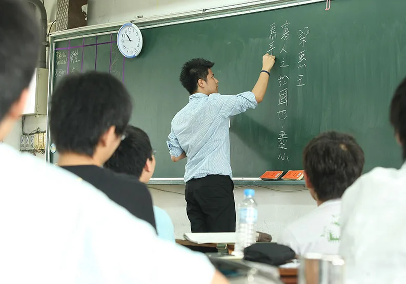 全教總理事長侯俊良表示，學校找不到代理教師，其中一個原因是代理教師待遇太差，導致沒人想去。圖為資料畫面，蘇義傑攝