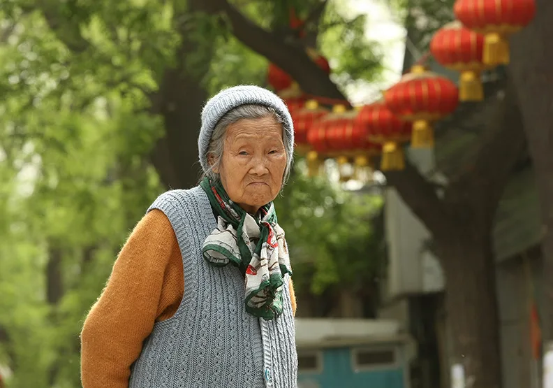 中國城鄉二元制度下，進城照顧孫子女的「流動老人」常被忽略。僅為情境示意，張智傑攝