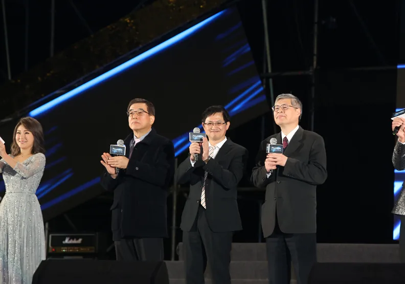 除了訂單，童子賢最近關心這兩件事…