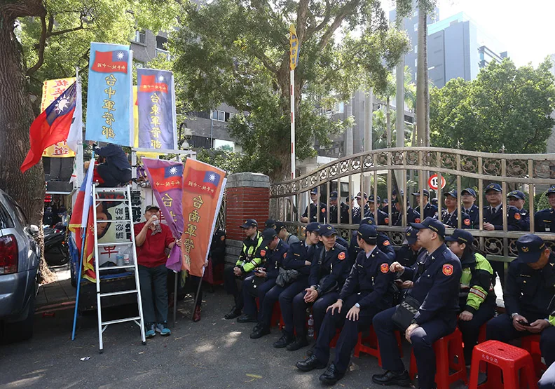 誰把波麗士大人變傭人？ 垃圾車撿錢、水溝找鑰匙…