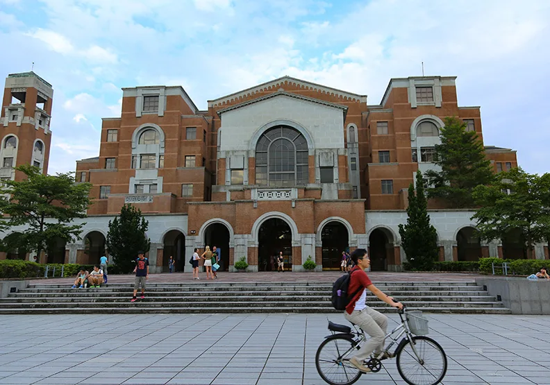 台大今年大學二階報名率僅剩74%。圖為台大校園。遠見資料照，賴永祥攝