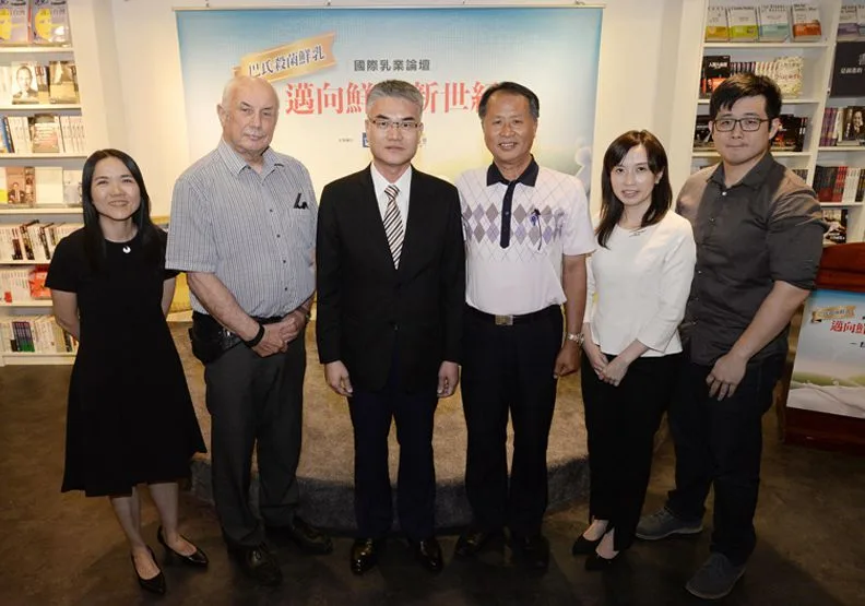 左起：台大動物科技系陳明汝教授、英國雷丁大學食品與乳品加工中心顧問Dr. Michael Lewis、 農委會畜牧處處長謝耀清、酪農協會理事長洪長進、遠見雜誌總經理蔡怡穎、好食課食育團隊創辦人林世航營養師