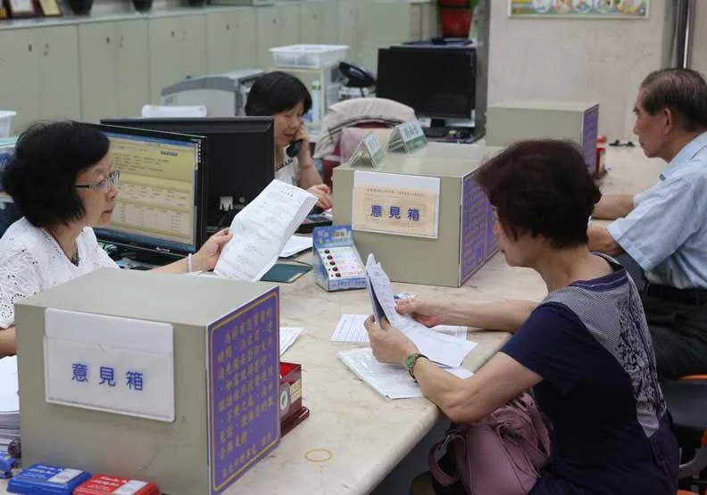 勞保局今天公布112年度新制勞退基金收益數逾新台幣4785億元，參與收益分配的退休金個人專戶約1272萬戶，逾半數勞工分配金額超過2萬元。蘇義傑攝