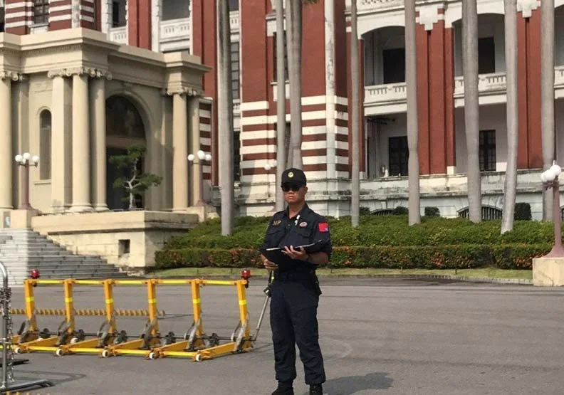 總統府正門廣場負責管制車輛進出的衛兵，勤務服左上臂的國旗臂章竟然反掛，引人側目。