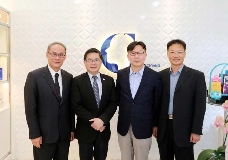 台南市代理市長李孟諺（左二）今天前往安平工業區的國強生技參訪，董事長張家福（右二）介紹公司特色。圖片由台南市政府提供