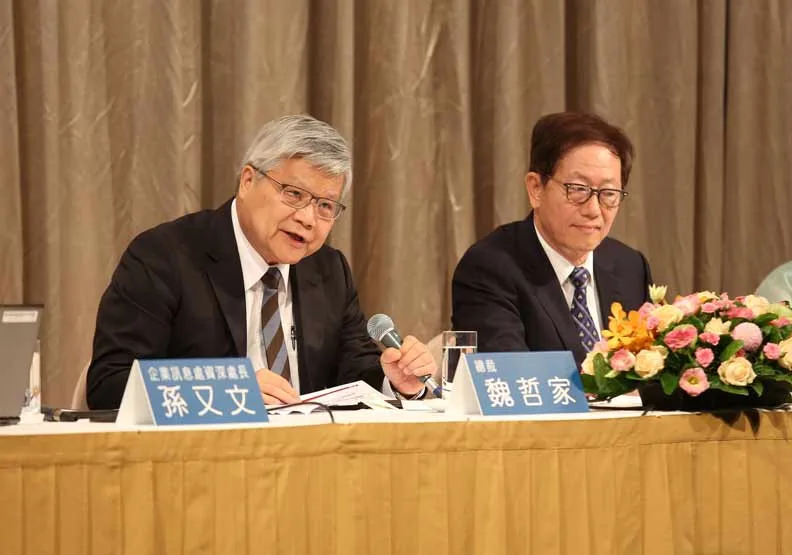 台積電總裁魏哲家 （左）和台積電董事長劉德音（右）。
