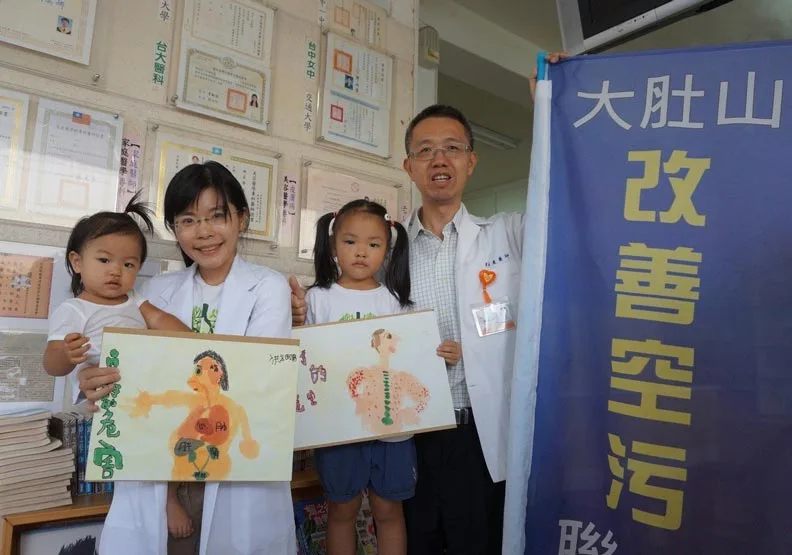 在台中龍井開設家醫診所的魏嘉慶（右一）、賴怡均（又三）夫婦，為了改善空氣汙染，決定投入年底選舉，賴怡均將參選議員、魏嘉慶選里長。