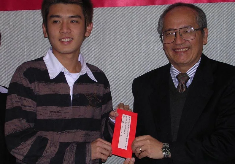 2004年國立清華大學校長徐遐生（右）頒發獎學金給以第一志願選讀清大材料所的大學指定科目考試第二類組榜首徐伯均。