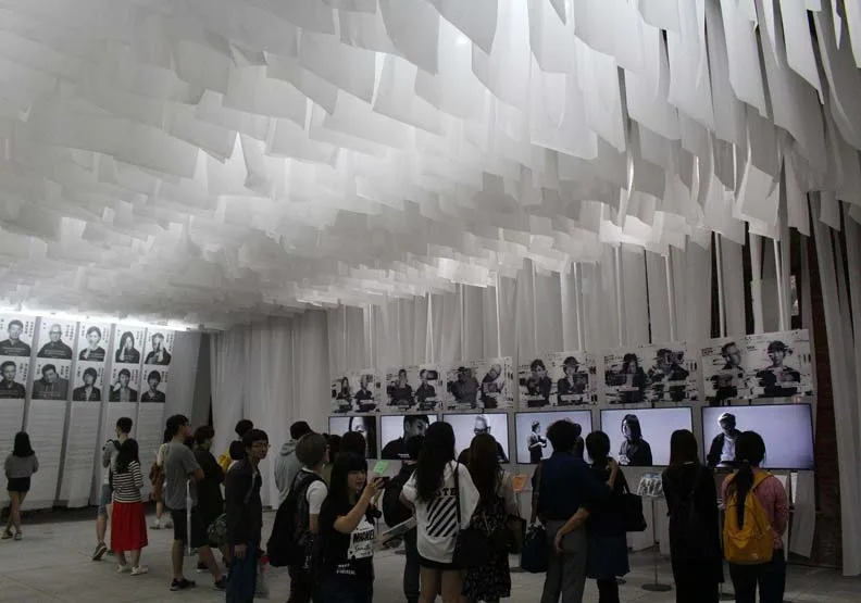 2017台灣文博會主題館「我們在文化裡爆炸」，策展人王耀邦（格子）操刀設計的主展場，因掛上大量飄動的白紙，遭媒體、立委譏為「靈堂美學」，卻獲得2018紅點傳達設計獎最佳設計獎。