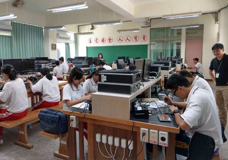 高雄市中山工商21年前創辦僑生建教專班，第一屆畢業生有人加分後，成為技專升學考榜首，如今是科技大廠主任工程師。圖為該校專班僑生上課操作電路板畫面。
