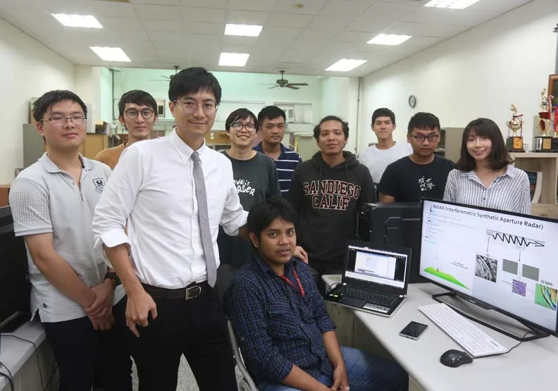 成功大學土木系助理教授洪瀞（圖左三）。