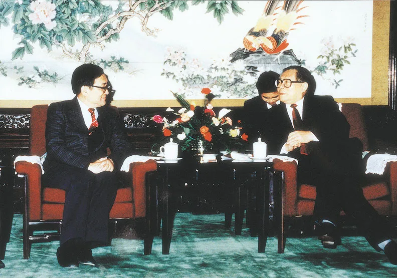 圖／中國前國家主席、中共前總書記江澤民（右）出生於上海書香世家。天下文化提供