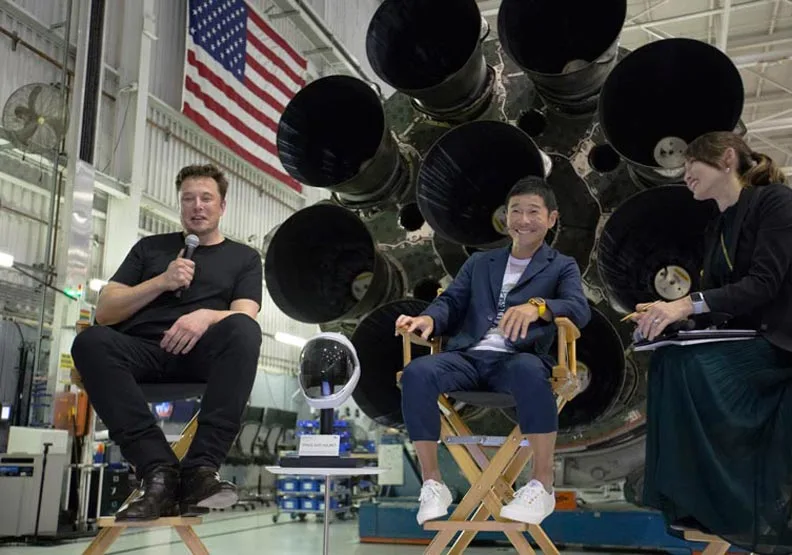 將成為首位搭私人火箭環遊月球的民間人士，SpaceX執行長馬斯克（Elon Musk）和日本億萬富豪、前澤友作（Yusaku Maezawa, 圖左）。