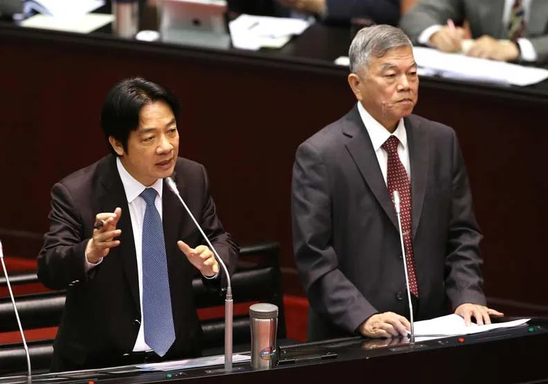 行政院長賴清德（左）上午到立法院備詢，上台前先寫了紙條請內政部長徐國勇傳給經濟部長沈榮津（右）。