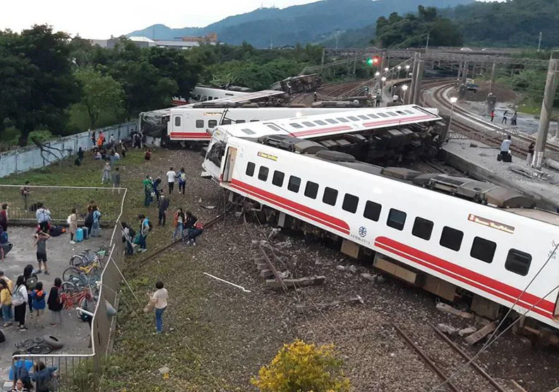 宜蘭蘇澳新站發生普悠瑪列車翻覆，多節車廂旅客受困。圖/陳志明提供