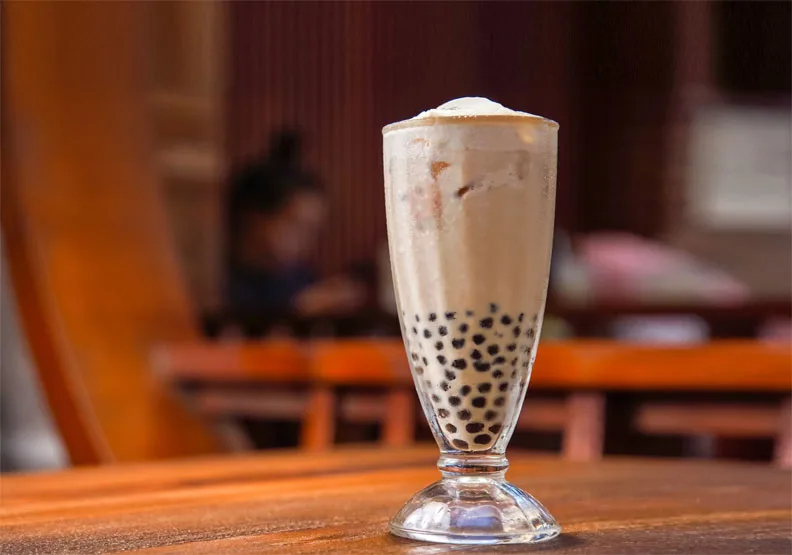 根據經濟部統計，台灣每年可賣出10.2億杯手搖飲，2021年的冷熱飲料店總營業額為新台幣924億元。賴永祥攝