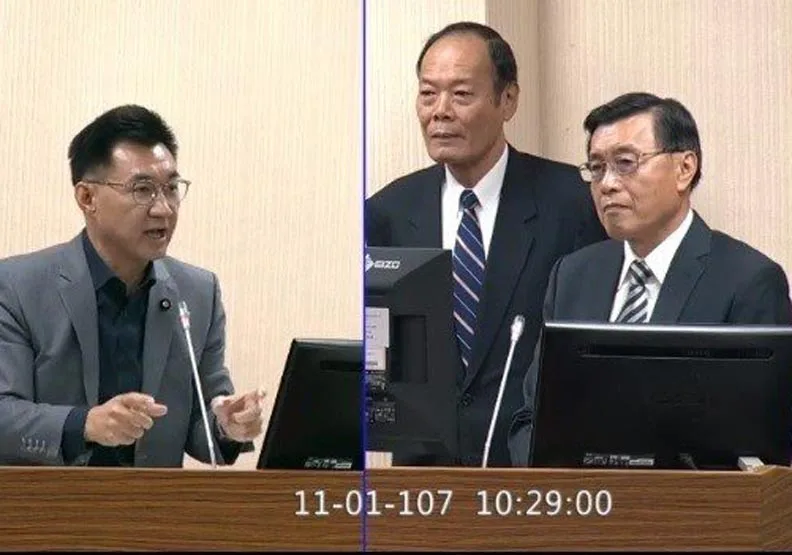 國安局長彭勝竹(右一)今天在立法院證實，國安局確實監控臉書等公開網路社群，偵蒐包括詆毀國家元首等四大影響國安的情資，「只要是公開的」、「國安局只對公開網路像是臉書的社群才會作蒐集」。翻攝立法院直播畫面