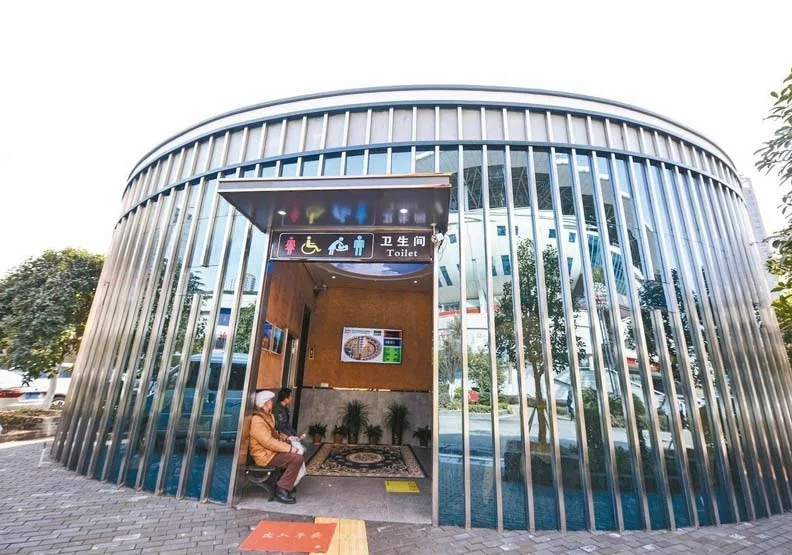 大陸湖南長沙智能公廁內有人臉識別廁紙機、WiFi、智能控制系統等，充滿科技感。圖片取自中新社