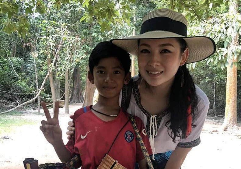 馬來西亞女遊客Venus Gwc日前在臉書PO出影片，當中一名柬埔寨小男童向她兜售紀念品，竟然一口氣切換了多達9國語言，包括一口流利的中文、英文、泰語、日語及西德法等國語言。圖片取自Venus Gwc粉專