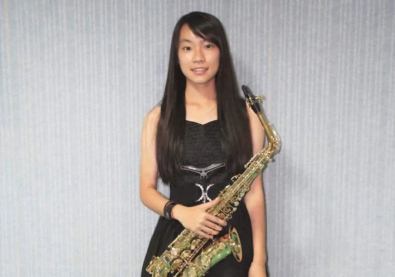屏東縣恆春工商高二女學生陳美優，在資源豐富都會高中和音樂班參賽者中脫穎而出，奪下縣賽蕯克斯風高中組冠軍，明年3月將出征全國賽。陳美優提供