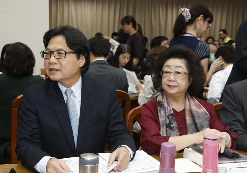 立法院教育委員會上午舉行「教育部及所屬國立大學等預算審查」，教育部長葉俊榮（左）與次長范巽綠（右）前往備詢。