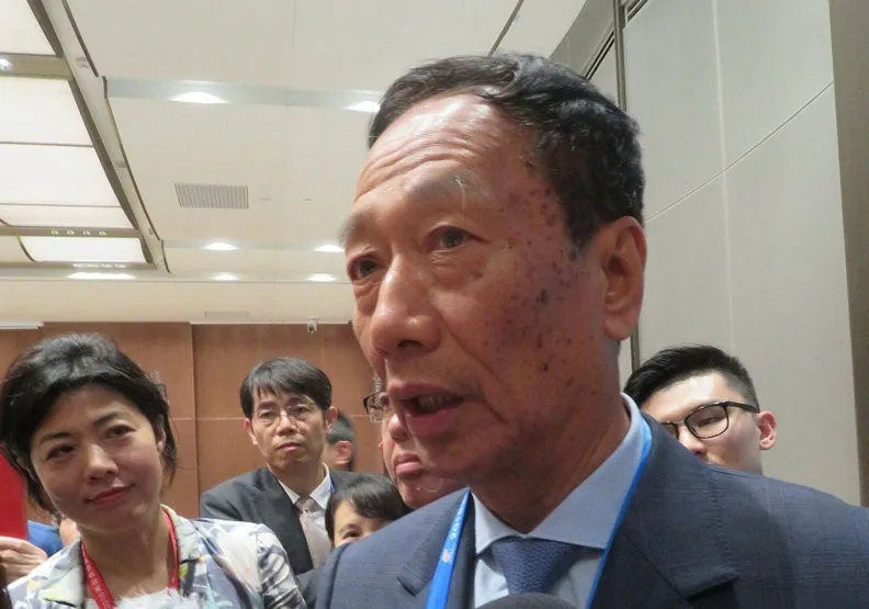 鴻海集團董事長郭台銘4日在「2018兩岸器家峰會年會」上強調，一定會去高雄投資。