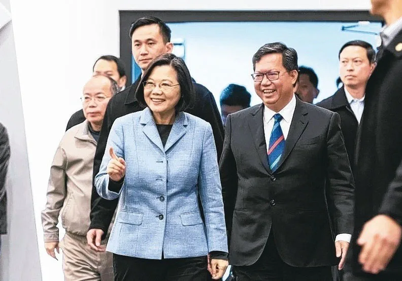 蔡英文總統（前左）18日與桃園市長鄭文燦（前右）會面，進行市政座談。