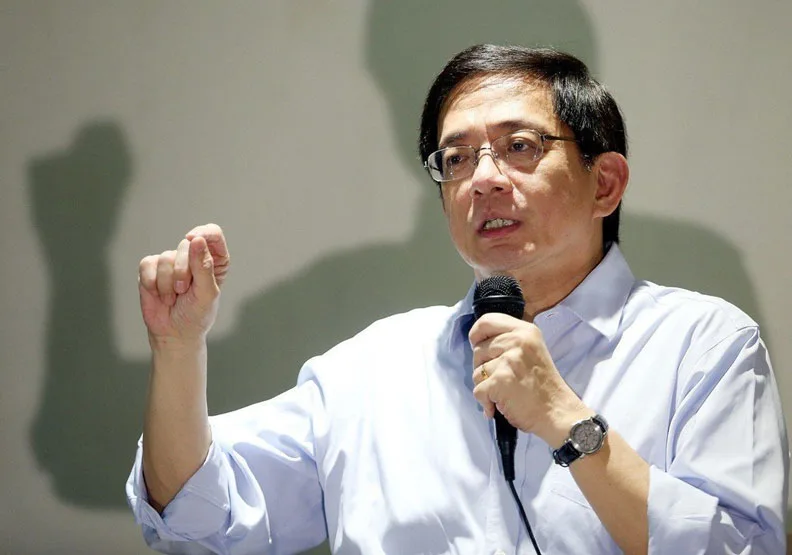 葉俊榮今天宣布對台大遴選委員會的決議勉予核定，但要請台大提檢討報告，意即教育部將發台大校長聘書給管中閔。