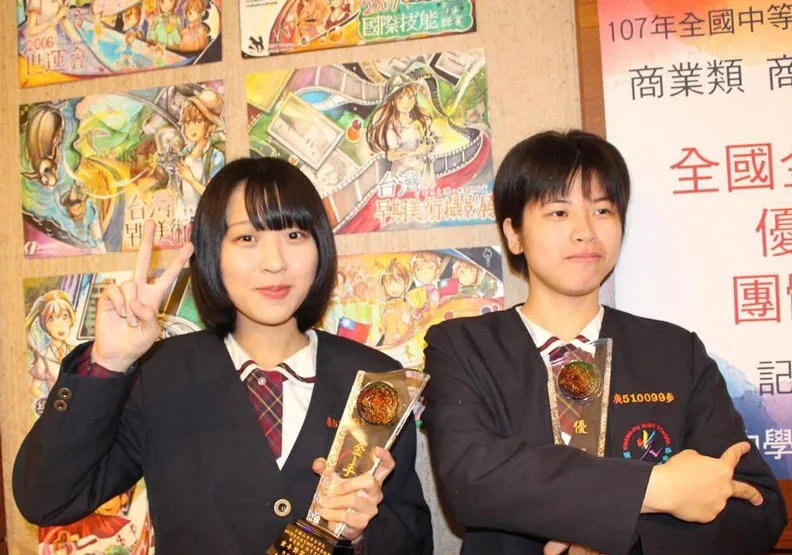 新竹市光復高中廣告設計科三年級學生陳佩妗（左）、藍苡瑄（右）榮獲商業廣告組全國金手獎、優勝佳績及團體獎殊榮。