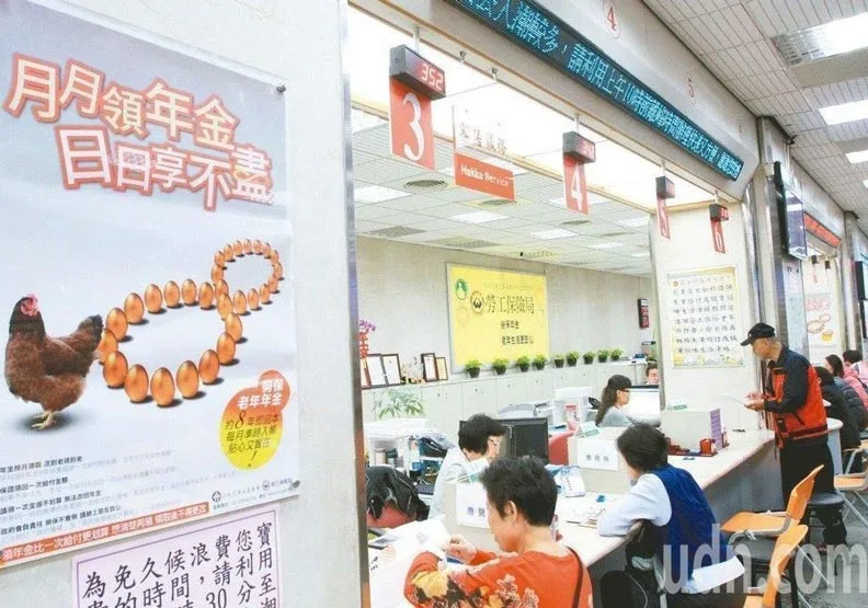 國保於2008年10月上路，凡沒有勞、農、軍、公保者，25歲到未滿65歲就會自動納保。