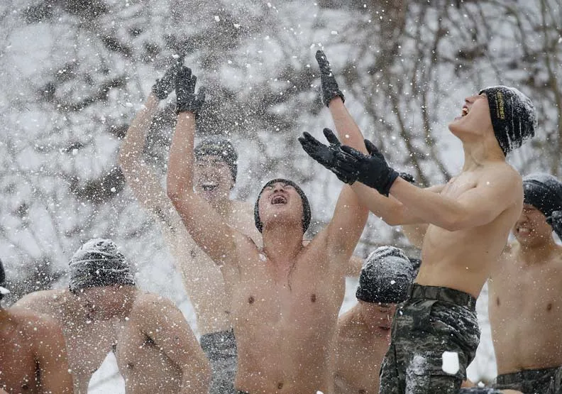 南韓士兵在冬天行軍時玩雪。圖片由達志影像提供。