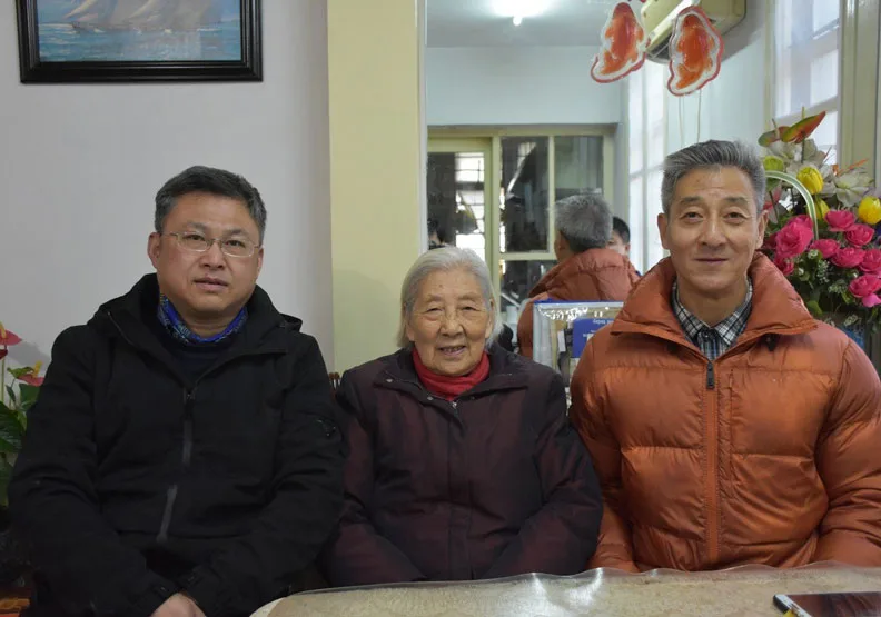 丁志凡（中）一百歲時與兒子陳萬中（右）、世侄邱曉輝（左）合影。