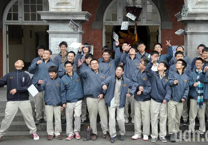 下周一學測放榜，高雄中學與高雄女中學生發起「終結放榜新聞：拒絕成功模板，停止製造神話」連署。圖為過去建中滿級分學生接受媒體採訪的畫面