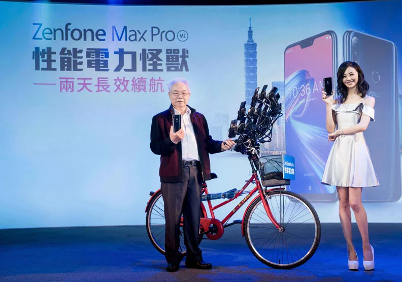一次用21支手機抓怪的最狂寶可夢阿伯陳三元，成為華碩最新手機代言人。