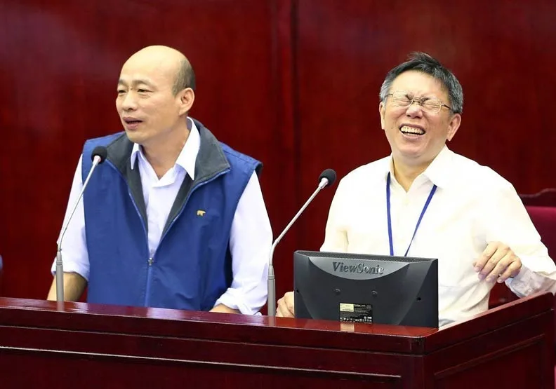 台北市長柯文哲（右）與曾任北農總經理的高雄市長韓國瑜在北市議會並肩備詢。