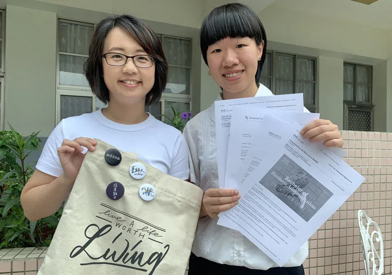 許雯寧（右）在埔里長大，3年前吊車尾考上台中二中，高二決定大學要赴國外唸書，錄取荷蘭3所知名大學，又考上歐洲最頂尖的西班牙Esade商學院，導師賴莉伶（左）與有榮焉。