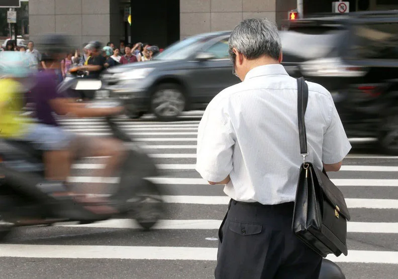 隨著高齡勞動人口愈來愈多，很多超過60歲的勞工仍在職場打拚，勞保與勞退的年資計算愈顯得重要。