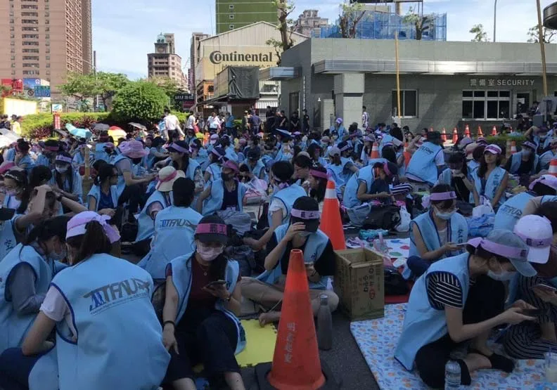 長榮空服員勞資協商破裂，昨日下午16點起開始罷工行動，至今天上午已達18個小時。