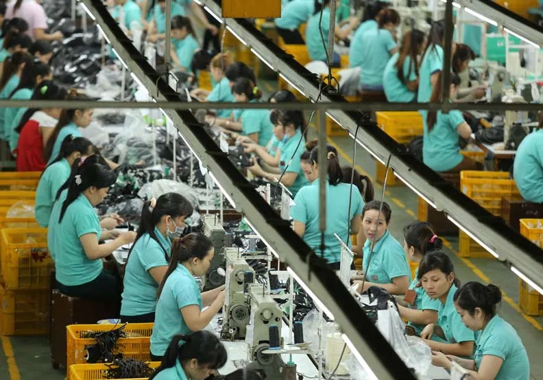 全球科技業者湧入越南設廠，台灣衣鞋廠為何反其道而行？