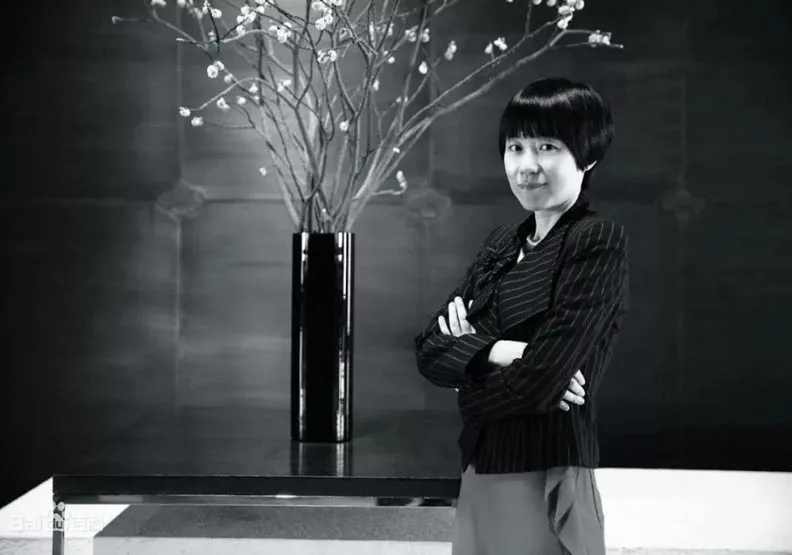有「商界花木蘭」之稱的羅靜，因涉及金融詐騙被拘捕。摘自網路