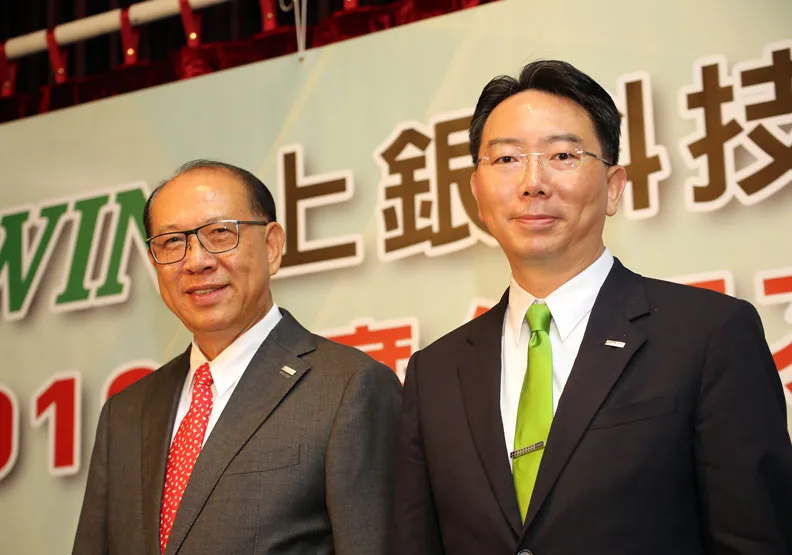 上銀總裁、大銀董事長卓永財（左）與上銀董事長卓文恆（右）。陳之俊攝