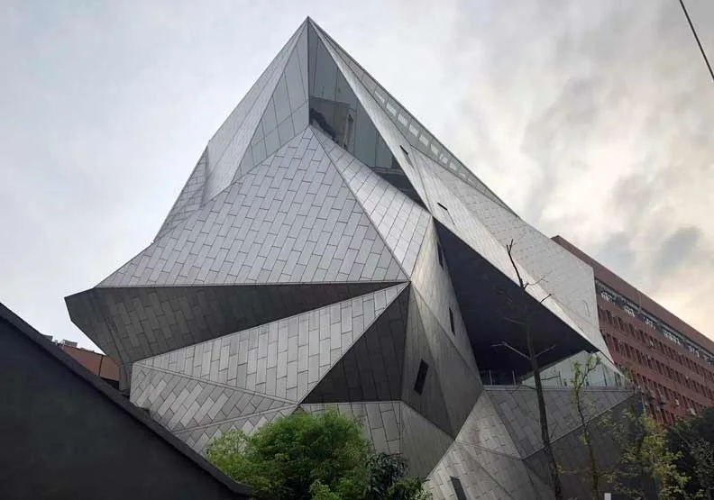 台灣師範大學近年在台北市青田街巷弄興建美術館，外觀引起建築界異見。