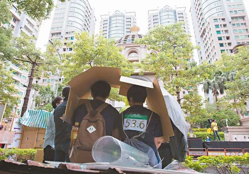 學者認為，資產分配的世代不平等惡化，是年輕人買不起房子的原因之一。圖為巢運在五年前發起夜宿台北市仁愛路帝寶活動