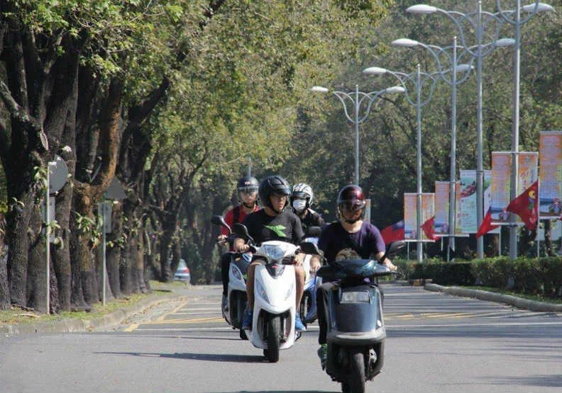 教育部校安中心統計，98年至107年，平均每年有161位大學生死於交通事故，且逾9成肇因騎機車擦撞或自撞。