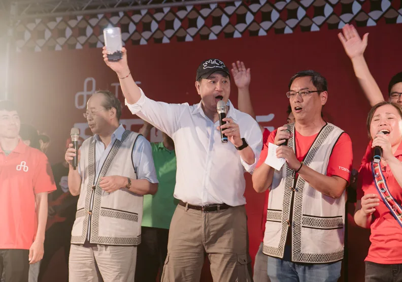 台泥董事長張安平在和平國小的豐年祭上，和在地居民大合唱「酒矸倘賣無大合唱」。台泥提供