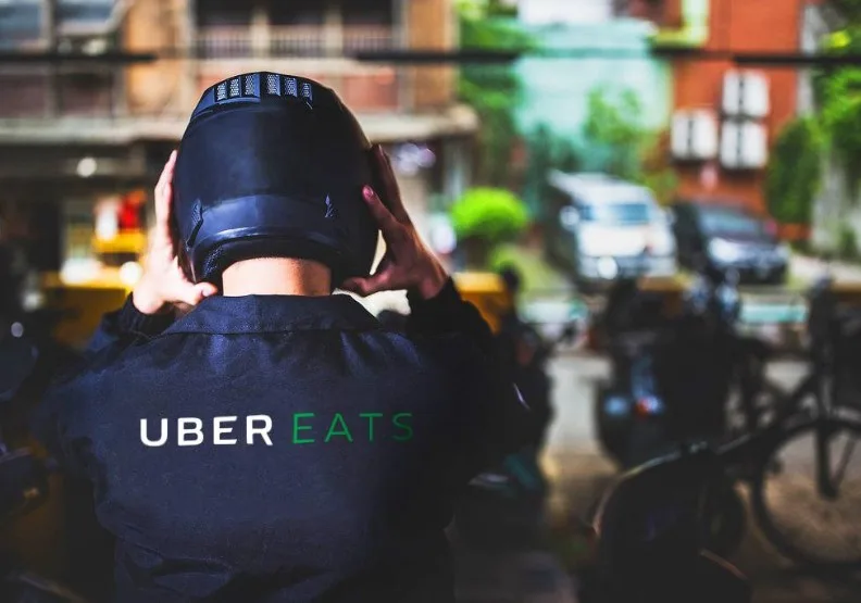 外送平台為保障客戶安全，要求外送員必須上繳良民證。圖取自Uber Eats臉書