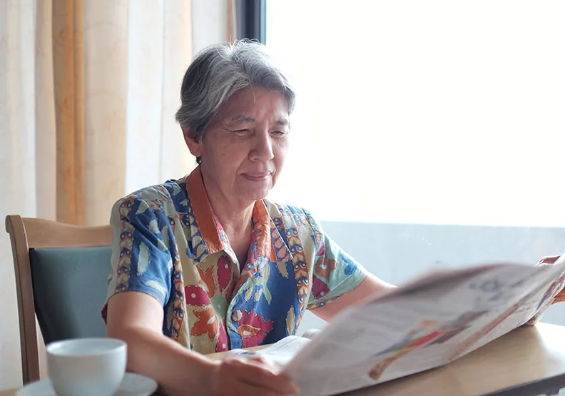 資訊爆炸的時代，讀報紙了解時事能讓大腦適度「踩煞車」。僅為情境配圖，shutterstock