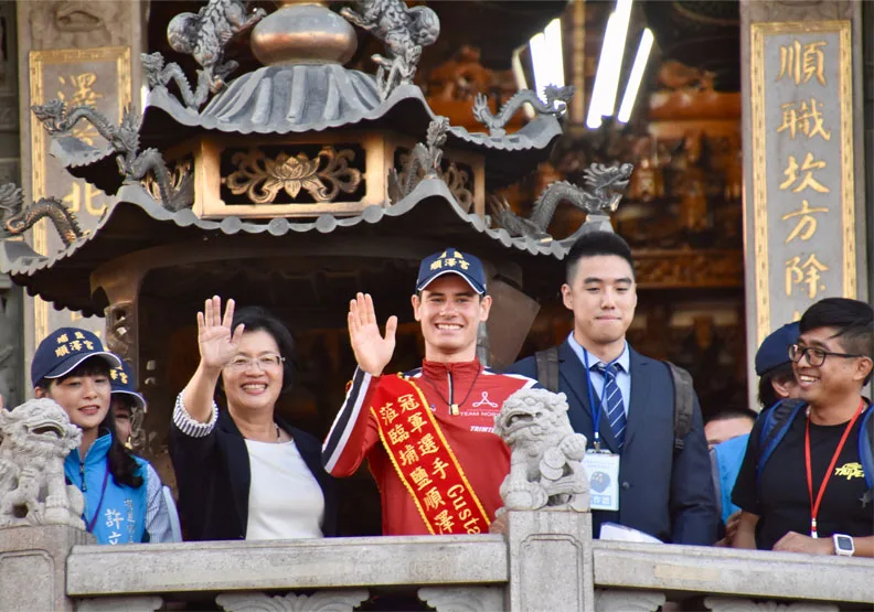 圖／彰化縣長王惠美（左）與挪威籍運動員伊登（右）完成科儀後，在順澤宮的的大殿前向上千名鄉民揮手致意。民眾施竣偉提供